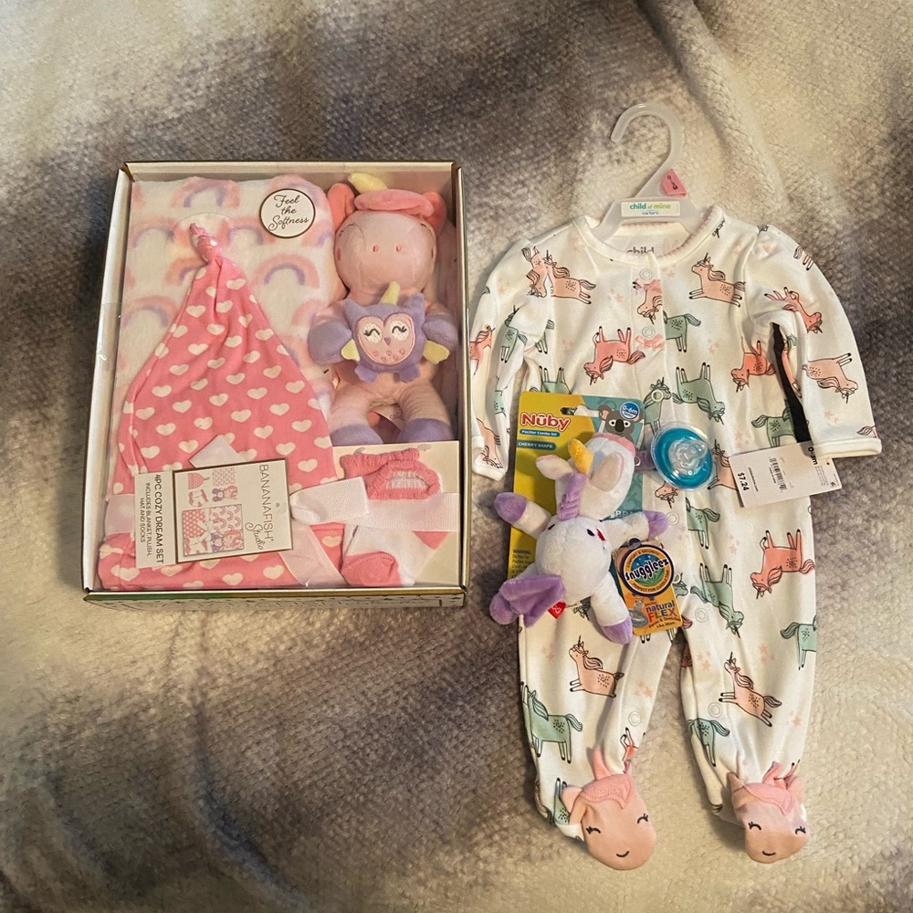 Baby shower gift. Box set with blanket, plush toy, hat and socks. Onesie, etc.